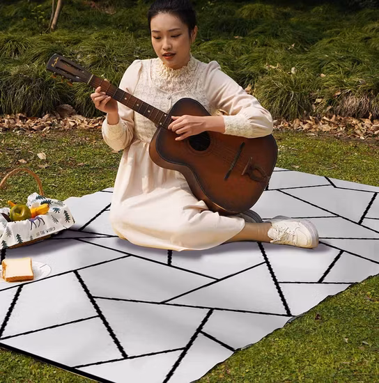 プラスチックストローラグ モダンエリアラグ 大型フロアマットとラグ 屋外 RV パティオ 裏庭デッキ ピクニック 5フィート x 8フィート、ブラック&グレー